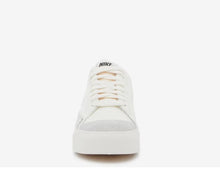 Cargar imagen en el visor de la galería, NIKE W BLAZER LOW PLATFORM SAIL/SAIL-SAIL-BLACK