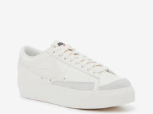 Cargar imagen en el visor de la galería, NIKE W BLAZER LOW PLATFORM SAIL/SAIL-SAIL-BLACK
