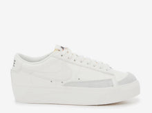 Cargar imagen en el visor de la galería, NIKE W BLAZER LOW PLATFORM SAIL/SAIL-SAIL-BLACK

